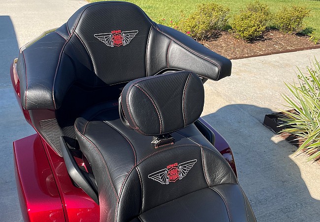 Honda Goldwing - Black seat with 1800 Wing logo