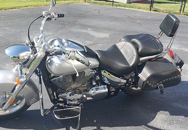 VTX 1300 - Black seat