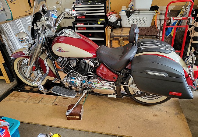 V-Star 1100 Classic - Black seat and red stitch