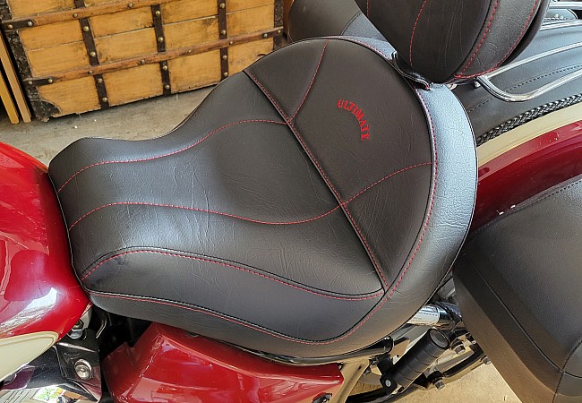 Vstar 1100 Classic - Black seat with red stitching (closeup)