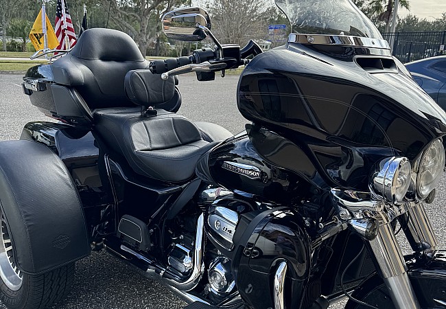 Harley-Davidson - Ultimate Touring Triglide Seat