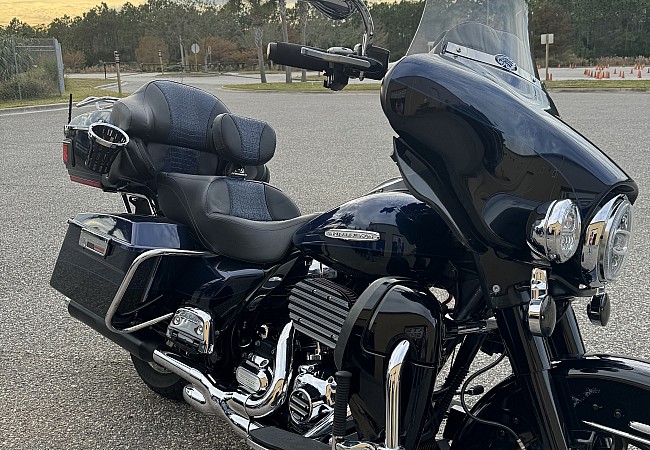 Harley-Davidson - Ultimate Touring Ultra Classic Seat - Sapphire Croc Inlays