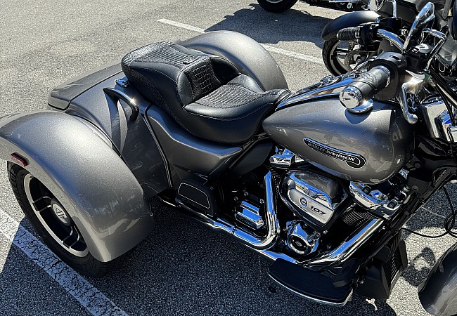 Harley-Davidson - Freewheeler Seat - Ebony Croc Inlays