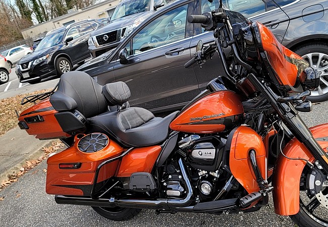 Harley-Davidson Ultra Limited - Black Seat with Orange Seat Stitching