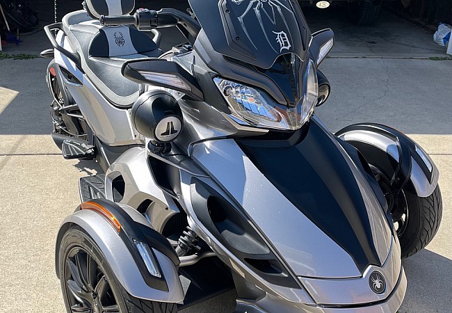 Can-Am - Black seat with silver inlay and spider logo