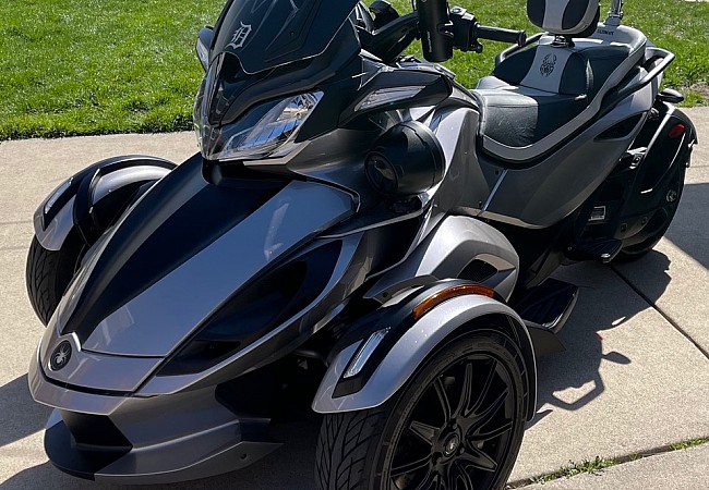 Can-Am - Black seat with silver inlay and spider logo (different angle)