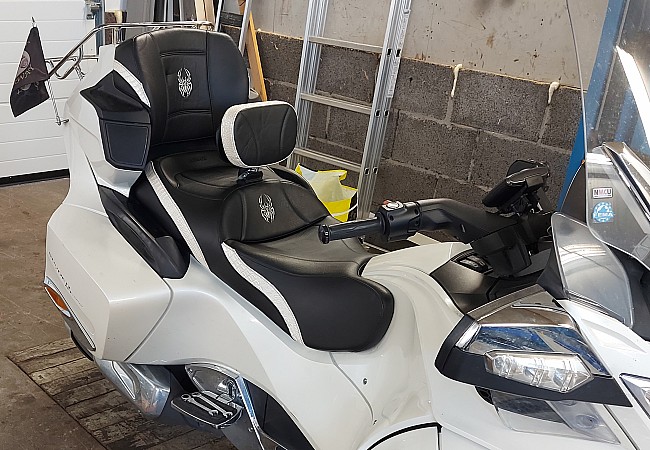 Can-Am Ryker - Black seat with white inlays and white Spyder logo